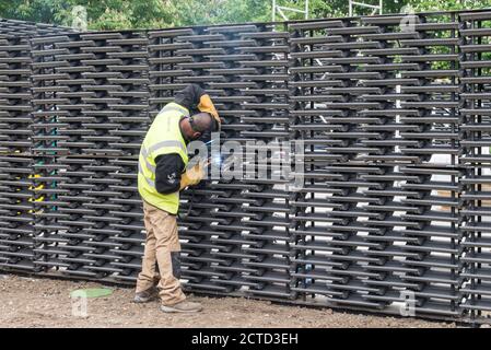 Costruzione del Padiglione della Serpentina 2018 da parte dell'architetto messicano Frida Escobedo, installato di fronte alla Galleria della Serpentine, Kensington Gardens, Londra, Regno Unito. Foto Stock