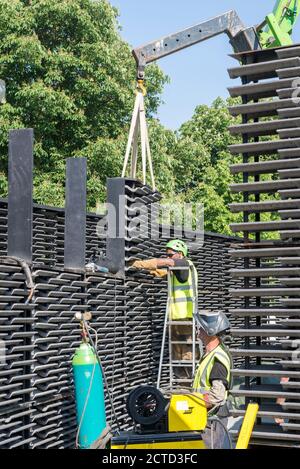 Costruzione del Padiglione della Serpentina 2018 da parte dell'architetto messicano Frida Escobedo, installato di fronte alla Galleria della Serpentine, Kensington Gardens, Londra, Regno Unito. Foto Stock