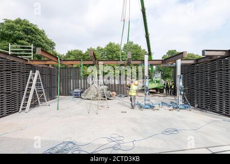 Costruzione del Padiglione della Serpentina 2018 da parte dell'architetto messicano Frida Escobedo, installato di fronte alla Galleria della Serpentine, Kensington Gardens, Londra, Regno Unito. Foto Stock