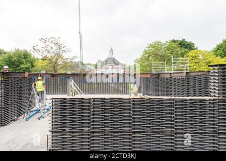 Costruzione del Padiglione della Serpentina 2018 da parte dell'architetto messicano Frida Escobedo, installato di fronte alla Galleria della Serpentine, Kensington Gardens, Londra, Regno Unito. Foto Stock