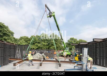 Costruzione del Padiglione della Serpentina 2018 da parte dell'architetto messicano Frida Escobedo, installato di fronte alla Galleria della Serpentine, Kensington Gardens, Londra, Regno Unito. Foto Stock