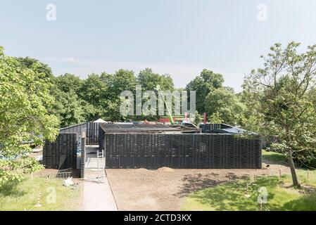 Costruzione del Padiglione della Serpentina 2018 da parte dell'architetto messicano Frida Escobedo, installato di fronte alla Galleria della Serpentine, Kensington Gardens, Londra, Regno Unito. Foto Stock