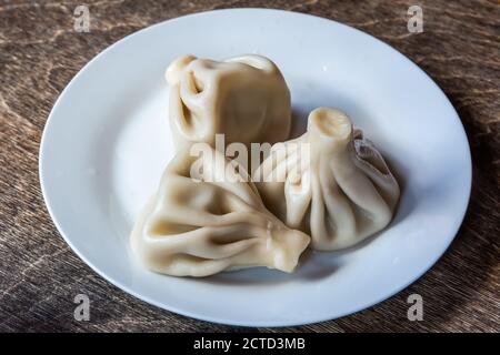 Piatto di tre gnocchi georgiani khinkali con carne. Foto Stock