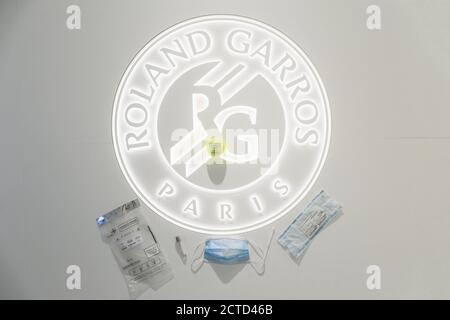 Illustrazione della palla da tennis ufficiale Roland Garros 2020 di Wilson con il logotipo di illuminazione Roland Garros raffigurato con maschera chirurgica protettrice, tampone Foto Stock