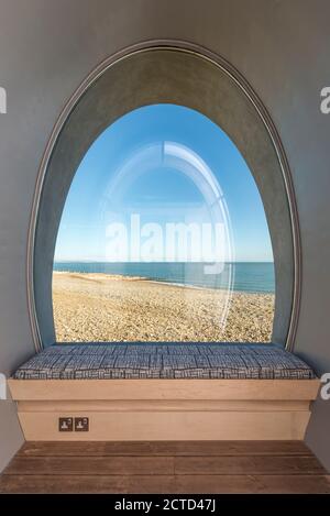 The Spy Glass, una capanna da spiaggia rotante postmoderna installata nel 2017 sul lungomare di Eastbourne, Regno Unito. Design di Jak Studio. Foto Stock
