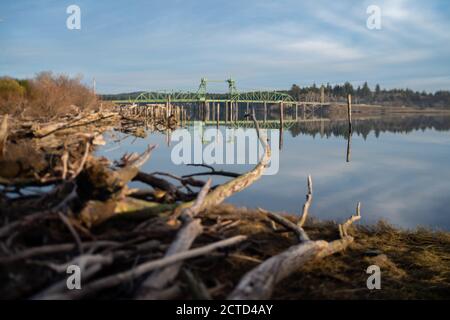 Il Bullards Bridge di Bandon, Oregon, si estende lungo il fiume Coquille Foto Stock