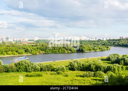 Vista sul fiume Moskva nella riserva di Kolomenskoe a Mosca, Russia. Foto Stock