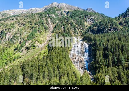 Paesaggio montano con cascata di Gawa (180m) nella valle dello Stubaital in Tirolo, Austria, in estate. Foto Stock