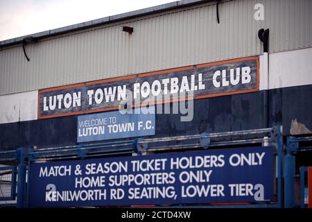 Vista generale del terreno durante la terza partita della Carabao Cup a Kenilworth Road, Luton. Foto Stock