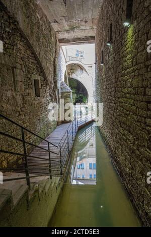 Dole, Francia - 08 31 2020: La grande fontana Foto Stock