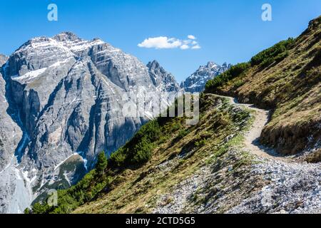 Montagna di Kirchdach (2,840 m) nelle Alpi dello Stubai in Tirolo, Austria. Vista con il battesimale in primo piano. Foto Stock