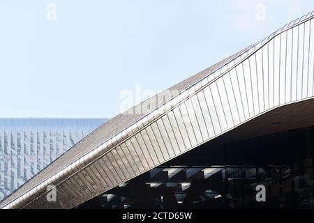 Dettagli esterni della stazione centrale di Rotterdam, Paesi Bassi. Completato nel 2014 a seguito di un'estesa ristrutturazione da parte di un team che comprende le aziende olandesi Bennem Crouwel Architects, MVSA Architects e West 8. Foto Stock