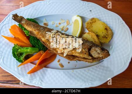 Piatto di trota con insalata in Ungheria. Foto Stock