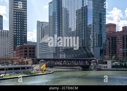 Un'escursione di un giorno a piedi lungo il fiume di Chicago. 150 North Riverside, Chicago, Stati Uniti 2017 Foto Stock