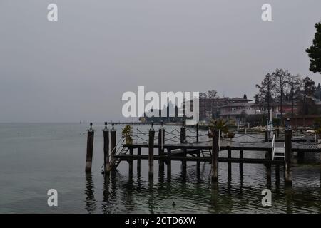 Vista sul Lago di Garda dal paese di Sirmione in una giornata invernale. Foto Stock