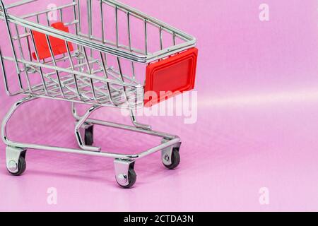 Carrello o trolley Toy Metal su sfondo rosa sfumato con spazio per la copia. Foto Stock