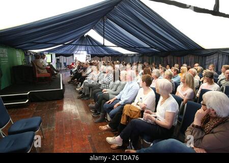 Boswell Book Festival, Dumfries House, Cumnock Ayrshire, Scozia, Regno Unito 12 maggio 2018. Lo scrittore e rapper scozzese Darren McGarvey al Festival annuale del Libro di Boswell. Darren McGarvey, che prende il nome dal palcoscenico Loki, è un rapper scozzese, un artista hip hop di registrazione e un commentatore sociale. È stato attivista durante il referendum sull'indipendenza scozzese nel 2014. Egli proviene da una famiglia politica e performance. Il festival è unico in quanto è l'unico Festival del Libro che si occupa in modo eccellente di memorie e biografie. Darren è visto qui parlare con un grande gruppo di persone in un marchese Foto Stock