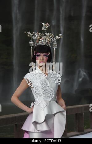Chongqing, Cina. 21 Settembre 2020. La cerimonia di chiusura della sfilata internazionale di moda di Chongqing del 2020 si è tenuta sotto una maestosa cascata a Chongqing, in Cina, il 21 settembre 2020. (Photo by Top Photo/Sipa USA) Credit: Sipa USA/Alamy Live News Foto Stock