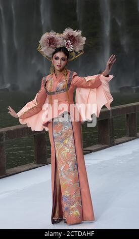 Chongqing, Cina. 21 Settembre 2020. La cerimonia di chiusura della sfilata internazionale di moda di Chongqing del 2020 si è tenuta sotto una maestosa cascata a Chongqing, in Cina, il 21 settembre 2020. (Photo by Top Photo/Sipa USA) Credit: Sipa USA/Alamy Live News Foto Stock