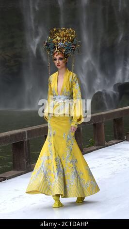 Chongqing, Cina. 21 Settembre 2020. La cerimonia di chiusura della sfilata internazionale di moda di Chongqing del 2020 si è tenuta sotto una maestosa cascata a Chongqing, in Cina, il 21 settembre 2020. (Photo by Top Photo/Sipa USA) Credit: Sipa USA/Alamy Live News Foto Stock