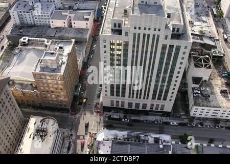 Vista aerea degli edifici storici del centro sulla East Flagler Street nel centro di Miami, Florida. Foto Stock