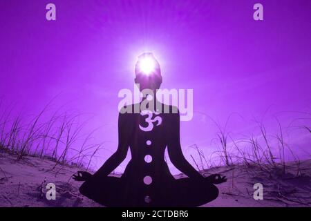 Silhouette di una persona che fa yoga con la radice chakra simbolo Foto Stock