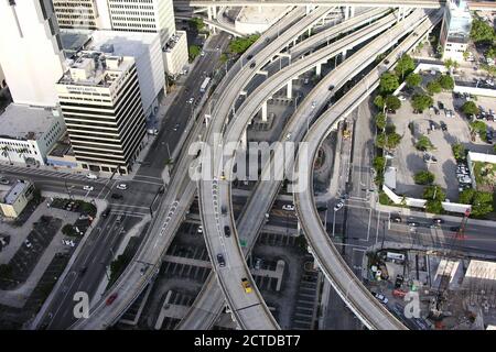 Miami, Florida, USA - Settembre 2005: Veduta aerea archivistica delle rampe e dei ponti che collegano l'Interstate 95. Foto Stock