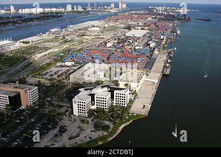 Miami, Florida, USA - Settembre 2005: Vista archivistica del porto di Miami lungomare e delle strutture di carico. Foto Stock