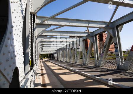 Ashton Avenue, ponte di autobus guidato sul fiume Avon, Bristol, Inghilterra. Settembre 2020 Foto Stock