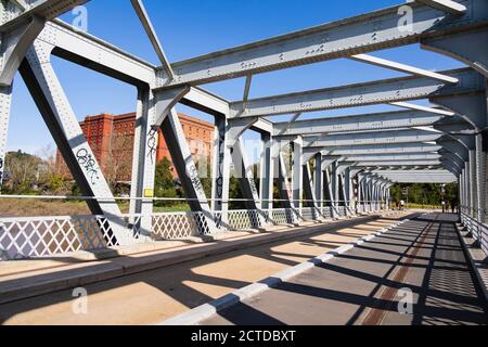 Ashton Avenue, ponte di autobus guidato sul fiume Avon, Bristol, Inghilterra. Settembre 2020 Foto Stock