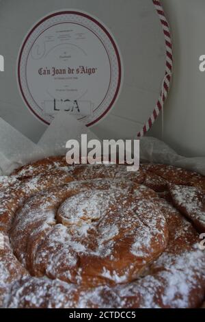 Ensaimada (tipica torta di Maiorca) di Can Joan de S'Aigo, una pasticceria secolare fondata a Palma di Maiorca (Spagna) nel 1700. / Ana Bornay Foto Stock