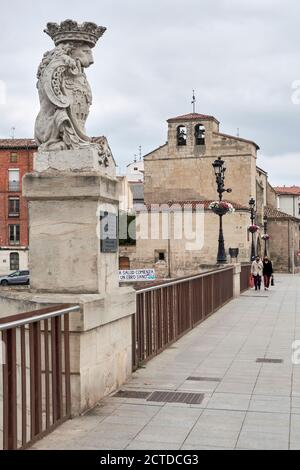 Carlos III Ponte sul fiume Ebro e la chiesa romanica Espirituu Santo sullo sfondo, Miranda de Ebro, Burgos, Castilla y León, Spagna, Europa Foto Stock