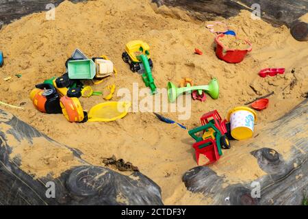 Sandpit, su un parco giochi per bambini, sandpit con vari giocattoli in plastica, escavatore, pale, stampi Sauerland, NRW, Germania Foto Stock