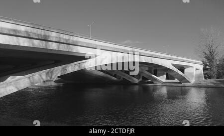 Una foto in bianco e nero di quel ponte che porta L'autostrada M25 sul Tamigi in Surrey Foto Stock