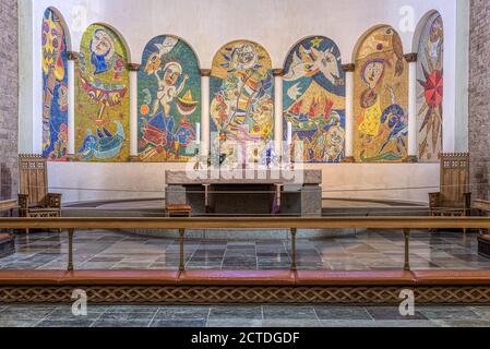 L'abside della Cattedrale di Ribe decorata con bellissimi mosaici di Carl-Henning Pedersen, Ribe, Danimarca, 31 maggio 2020 Foto Stock