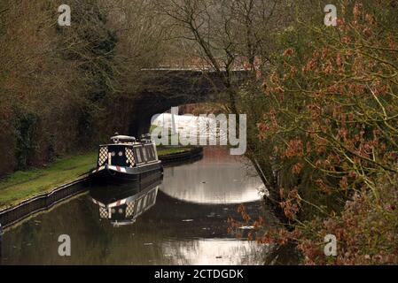 Una barca canale da un ponte in questa foto scattata Lungo il canale Grand Union nel Buckinghamshire Foto Stock