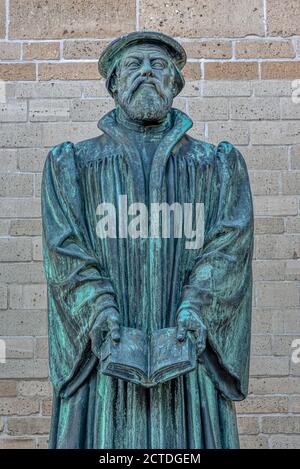 Statua in bronzo del riformatore danese e vescovo Hans Tausen di fronte alla Cattedrale di Ribe, Danimarca, 31 maggio 2020 Foto Stock