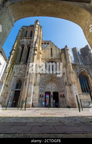 Facciata con due portali della chiesa di Saint-Pierre, monumento storico in stile gotico, a Dreux, Francia Foto Stock