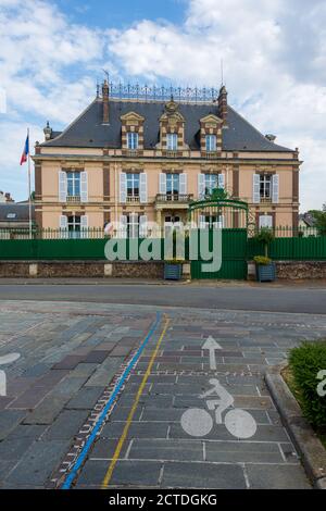 DREUX, FRANCIA - 20 SETTEMBRE 2020: Vista esterna dell'edificio della prefettura Dreux, Eure-et-Loir, Francia. 'Sub-prefettura' scritta in francese su a. Foto Stock