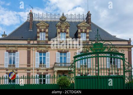 DREUX, FRANCIA - 20 SETTEMBRE 2020: Vista esterna dell'edificio della prefettura Dreux, Eure-et-Loir, Francia. 'Sub-prefettura' scritta in francese su a. Foto Stock