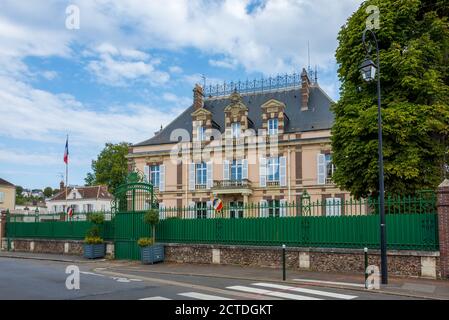 DREUX, FRANCIA - 20 SETTEMBRE 2020: Vista esterna dell'edificio della prefettura Dreux, Eure-et-Loir, Francia. 'Sub-prefettura' scritta in francese su a. Foto Stock