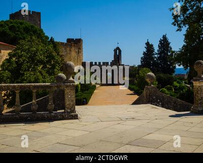 Vista esterna del castello dei Templari e del Convento dell'Ordine di Cristo, Tomar, Portogallo Foto Stock