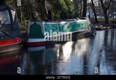 Una barca canale in acqua ghiacciata lungo la bella Basingstoke Canale in Surrey Foto Stock