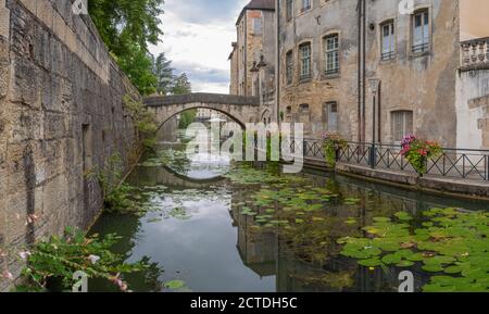 Dole, Francia - 08 31 2020: Vista del canale dei conciatori Foto Stock