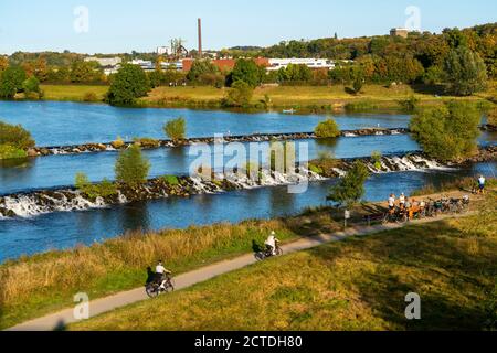 La Ruhrwehr, sbarramento della Ruhr nei pressi di Hattingen, ciclisti, sulla pista ciclabile della valle della Ruhr, sul retro il museo industriale LWL, ex acciaierie He Foto Stock