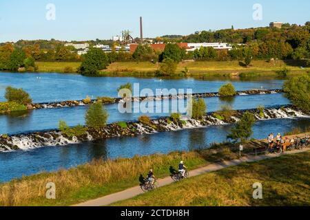 La Ruhrwehr, sbarramento della Ruhr nei pressi di Hattingen, ciclisti, sulla pista ciclabile della valle della Ruhr, sul retro il museo industriale LWL, ex acciaierie He Foto Stock