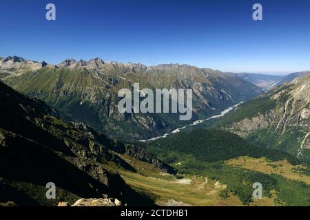 Montagne a Dombay, Russia in estate o in autunno. Montagne del Caucaso nella Repubblica di Karachay-Cherkess, Riserva Naturale di Teberda, Russia. Foto Stock