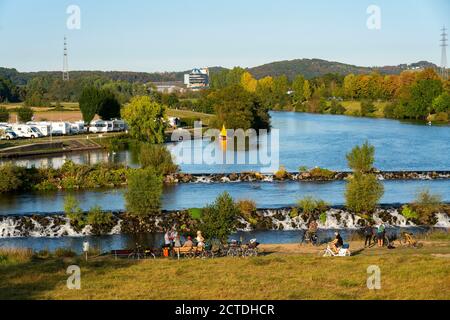 La Ruhrwehr, sbarramento del fiume Ruhr, nei pressi di Hattingen, ciclista, sulla pista ciclabile della valle della Ruhr, NRW, Germania, Foto Stock