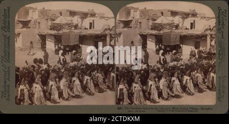 La danza Kachina al dio della pioggia, Hopi villaggio indiano, Shonghopavi, Arizona., immagine fissa, Stereographs, 1850 - 1930 Foto Stock