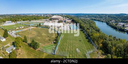 Morgantown, WV - 22 settembre 2020: Panorama aereo dell'arena sportiva del WVU Coliseum nel campus di Evansdale dell'università Foto Stock